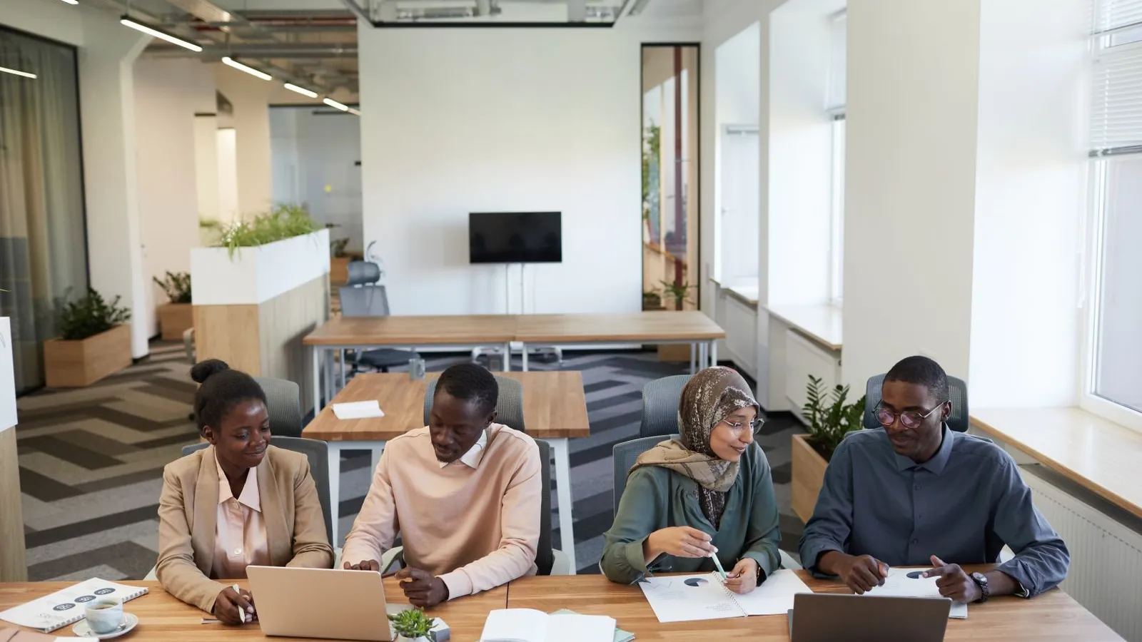 L'équipe SkillsUp — des professionnels de l'industrie et du numérique collaborant autour d'une table