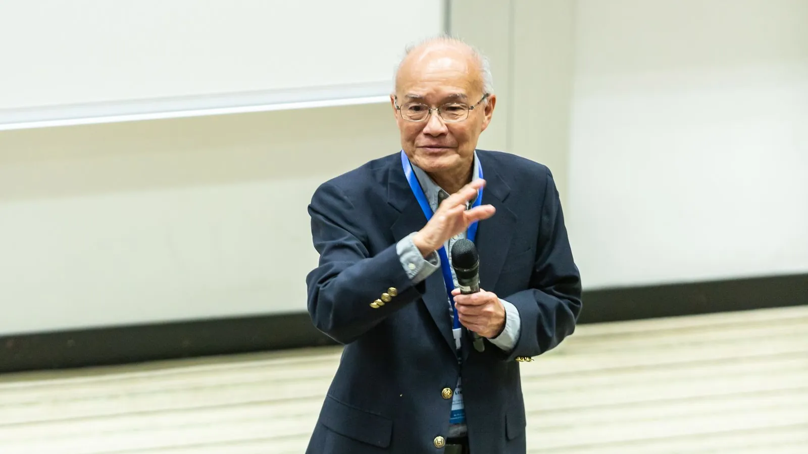 Conférencier expert transmettant son savoir-faire devant un auditorium de professionnels de l'industrie